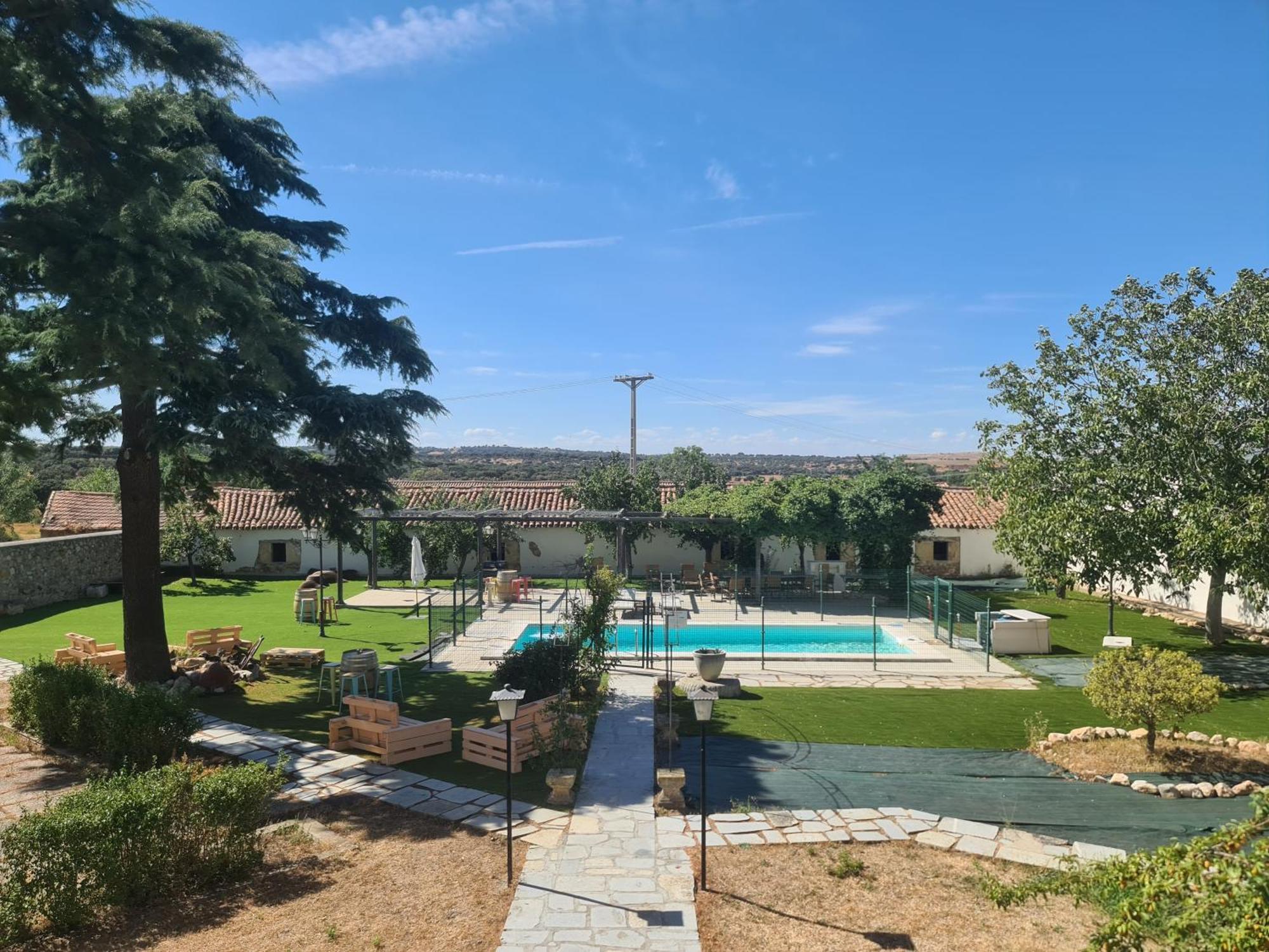 Casa Rural Palacio Conde De Aldana Con Piscina Entre Encinares Y Dehesas Terradillos Exterior foto